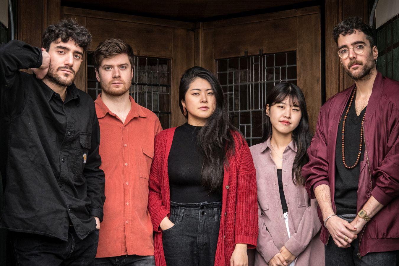 Porträt des Sun-Mi Hong Quintets aus Alistair Payne, Alessandro Fongaro, Sun-Mi Hong, Nicolò Ricci und Chaerin Im