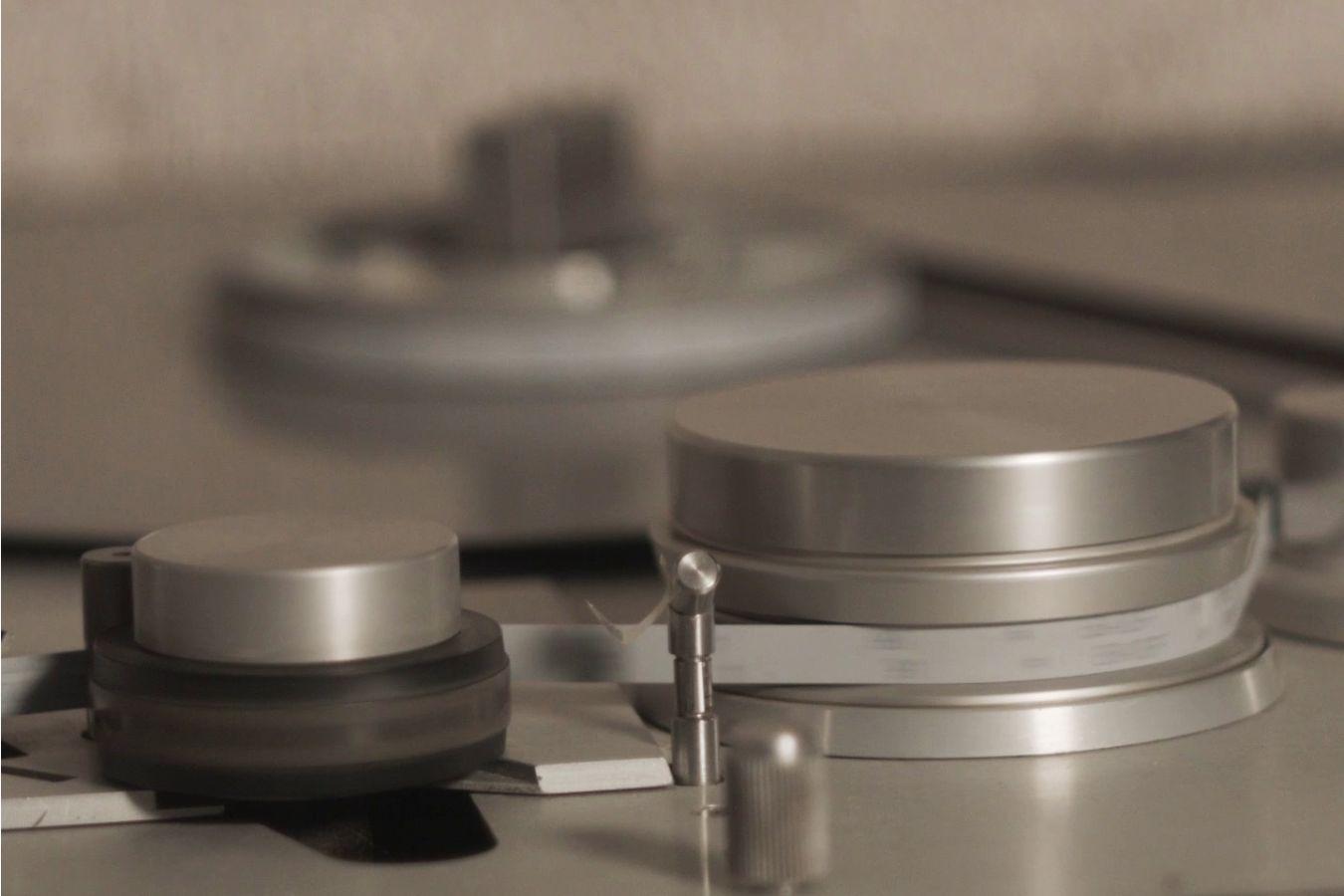 Nahaufnahme von dem dem Bandlauf eines Tonbandgerätes