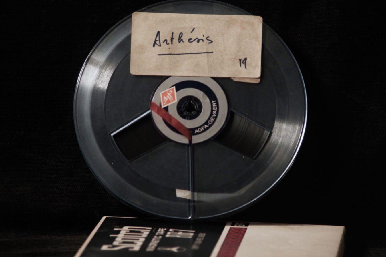 Beschriftete Magnettonbandspule mit der Aufnahme der Komposition Arthésis von Élaine Radigue