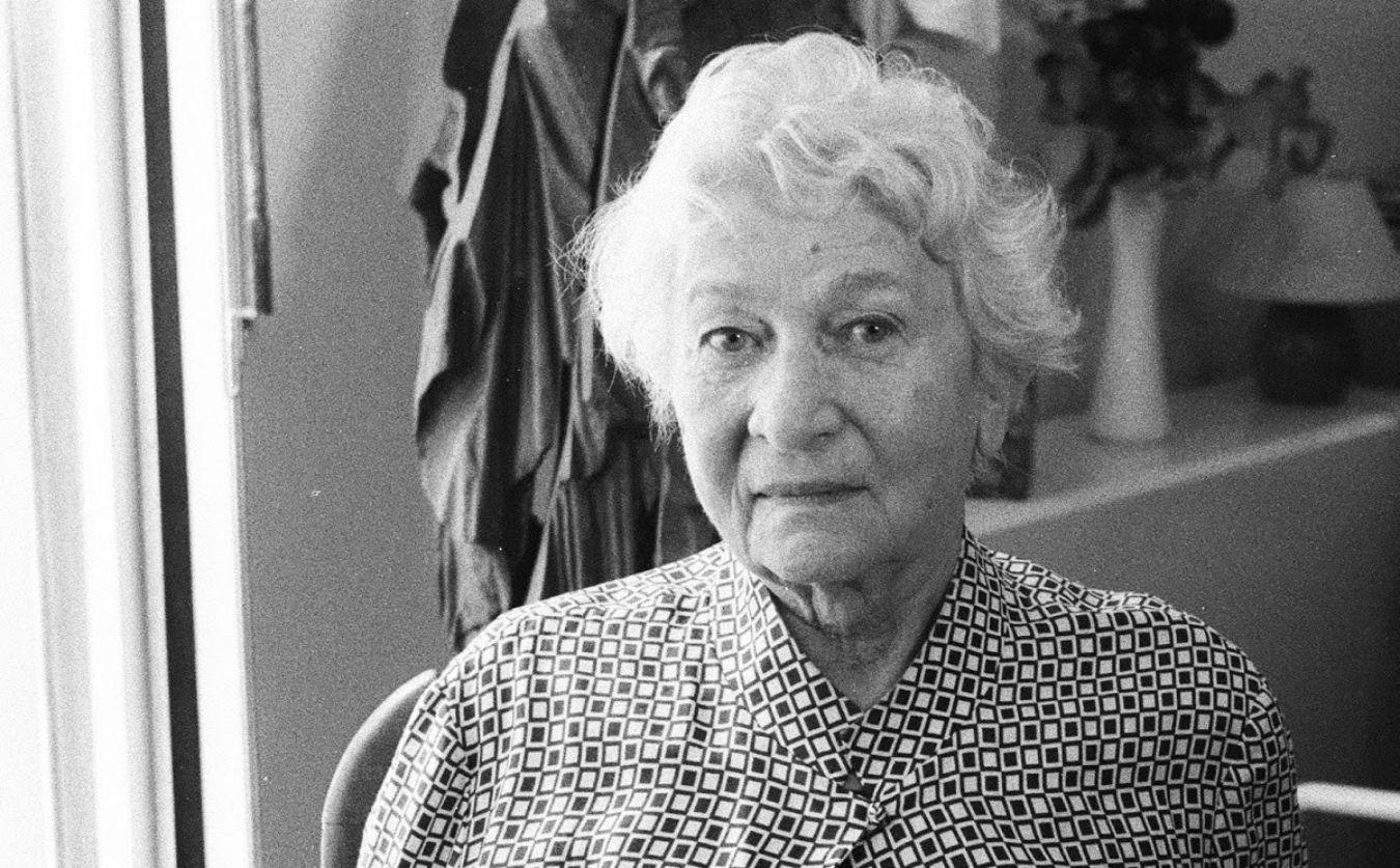 Das Portrait der Komponistin Éliane Radigue in Schwartweiß. Sie trägt eine Bluse mit Quadrat-Muster.