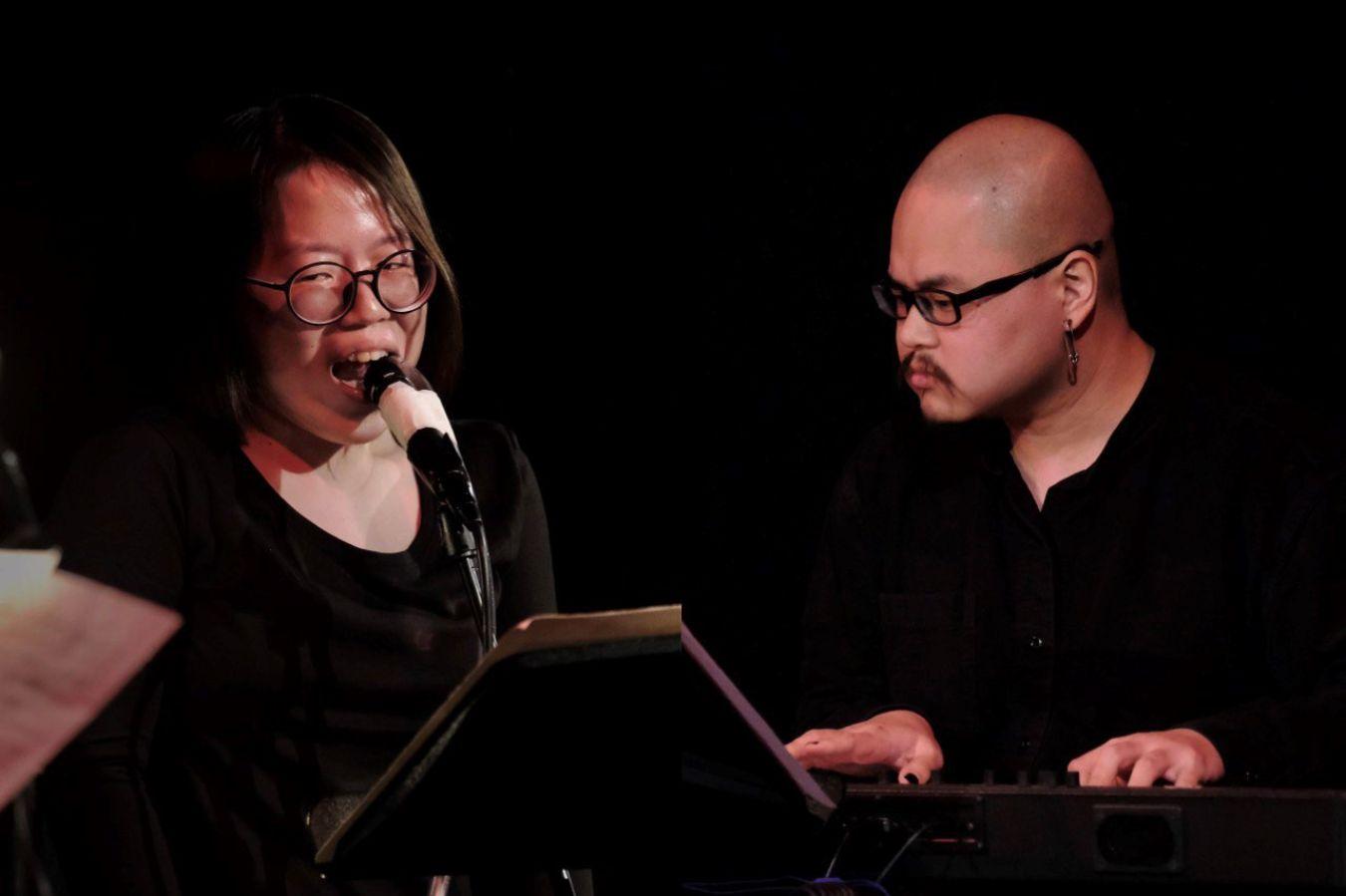 Collage of two images: Lynette Yeo is standing in front of a microphone, next to her stands Bertram Wee at the mixing desk. The background of the picture is dark.