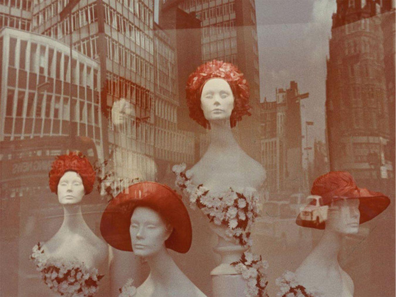 Dmitry Baltermants, „Show window“, Anfang der 1960er, Farbdruck © Multimedia Art Museum, Moscow / Moscow House of Photography Museum