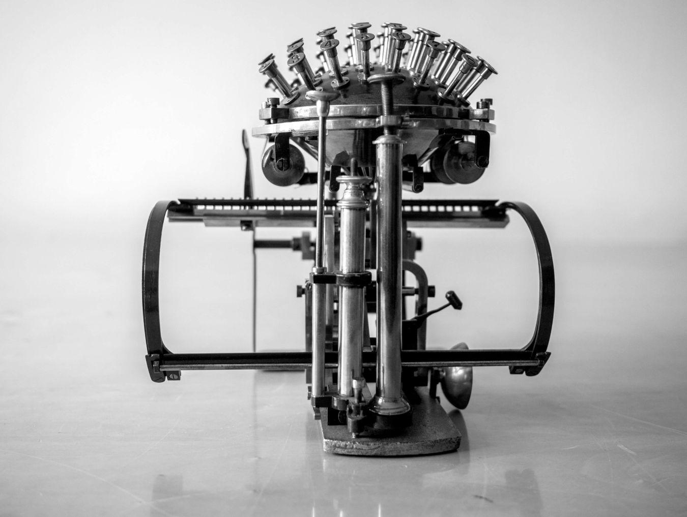 Rasmus Malling Hansen, Die Schreibmaschine „Skrivekugle“ 1878 © Wikimedia Commons