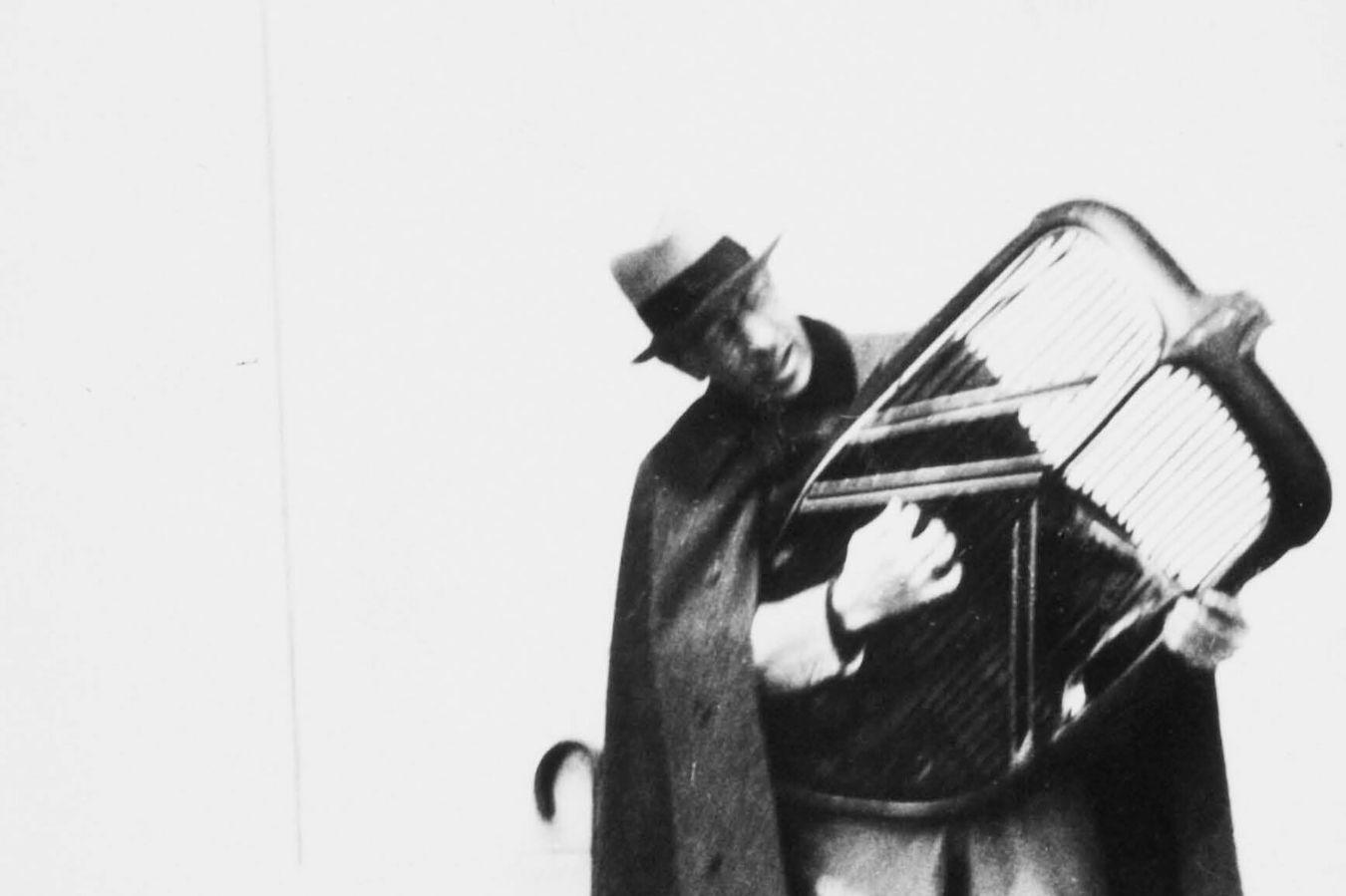 Igor Strawinsky spielt Lyra auf einem abgenommenen Citroën-Kühlergrill, um 1933