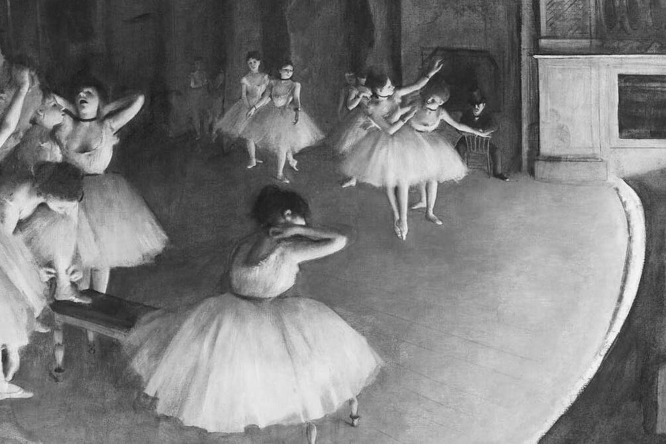 Eine Gruppe junger Tänzerinnen bereitet sich am linken Bildrand auf die Probe vor.