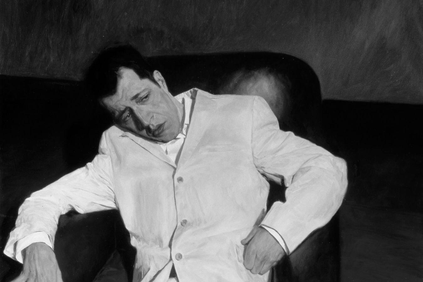 Thomas Adès in einem Sessel liegend