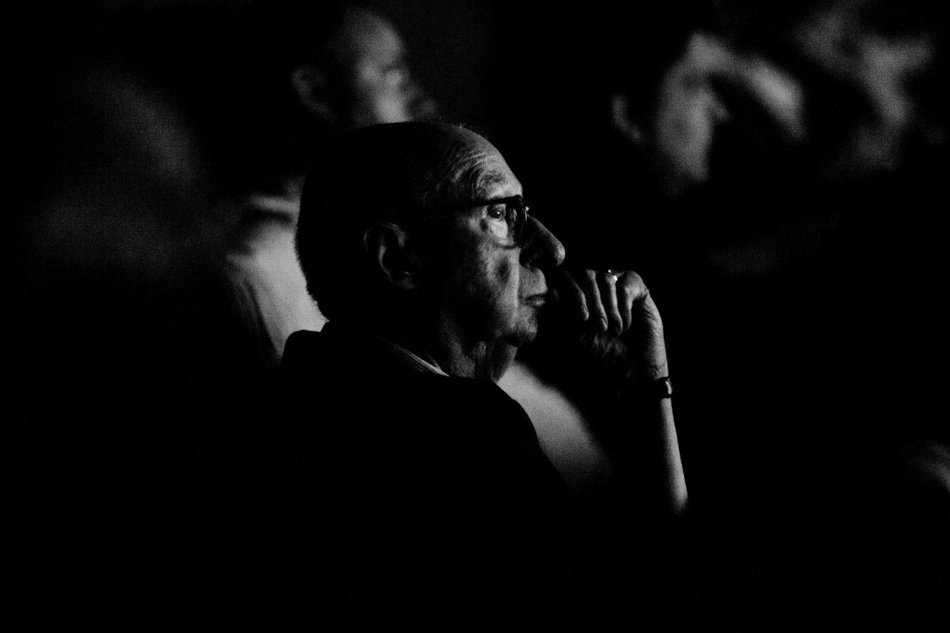 Reimann blickt aufmerksam in den Zuschauerraum