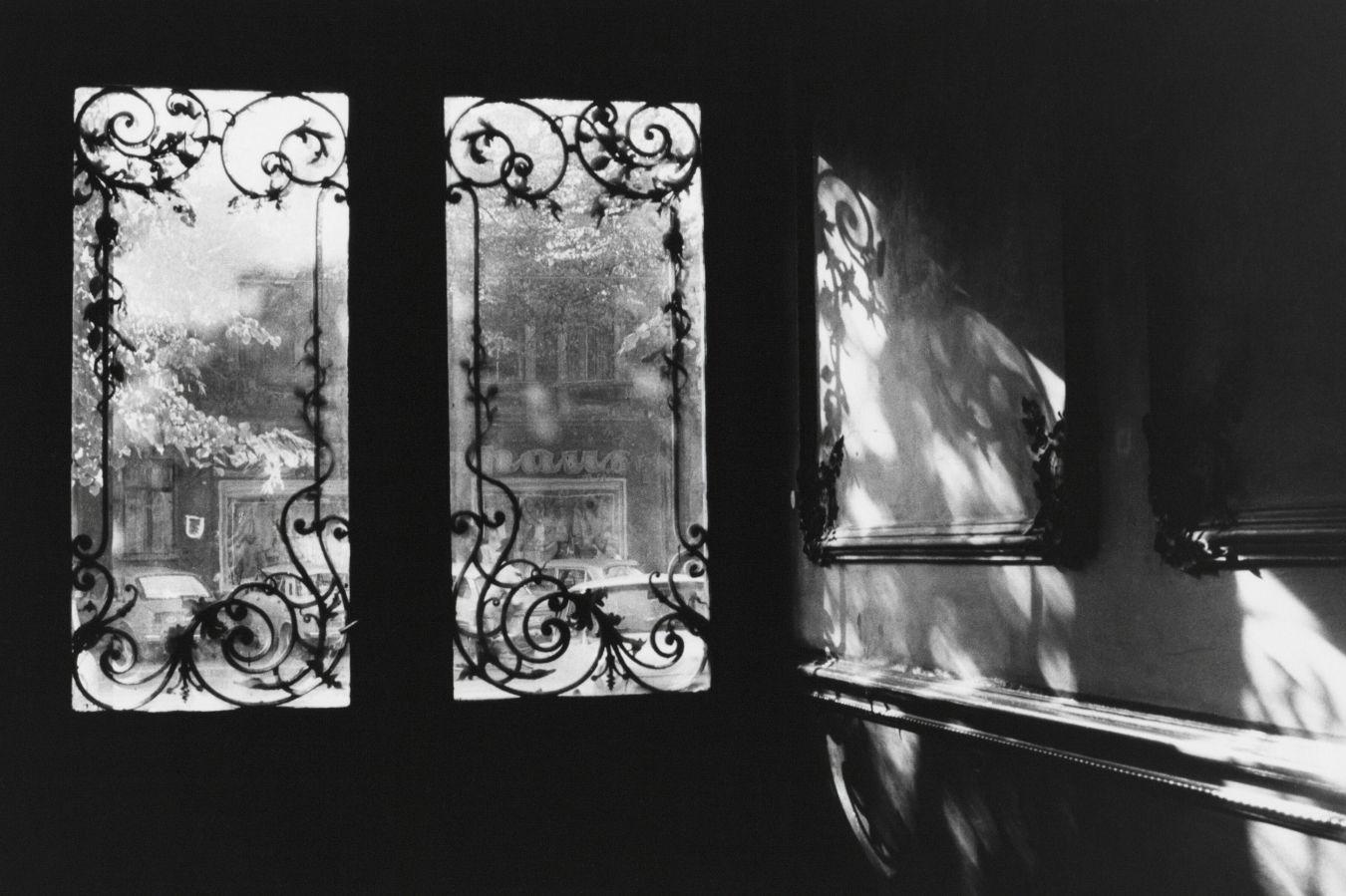 Sonnenlicht fällt durch ein Fenster mit Ornamenten