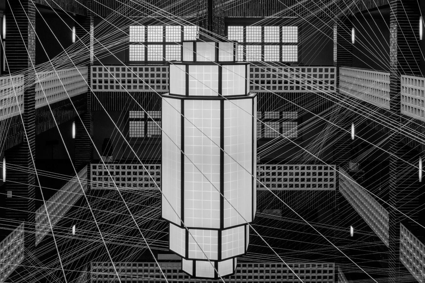 Ein Netz von Drähten ist vor einer großen Lampe durch das Foyer des Haus des Rundfunk gespannt.