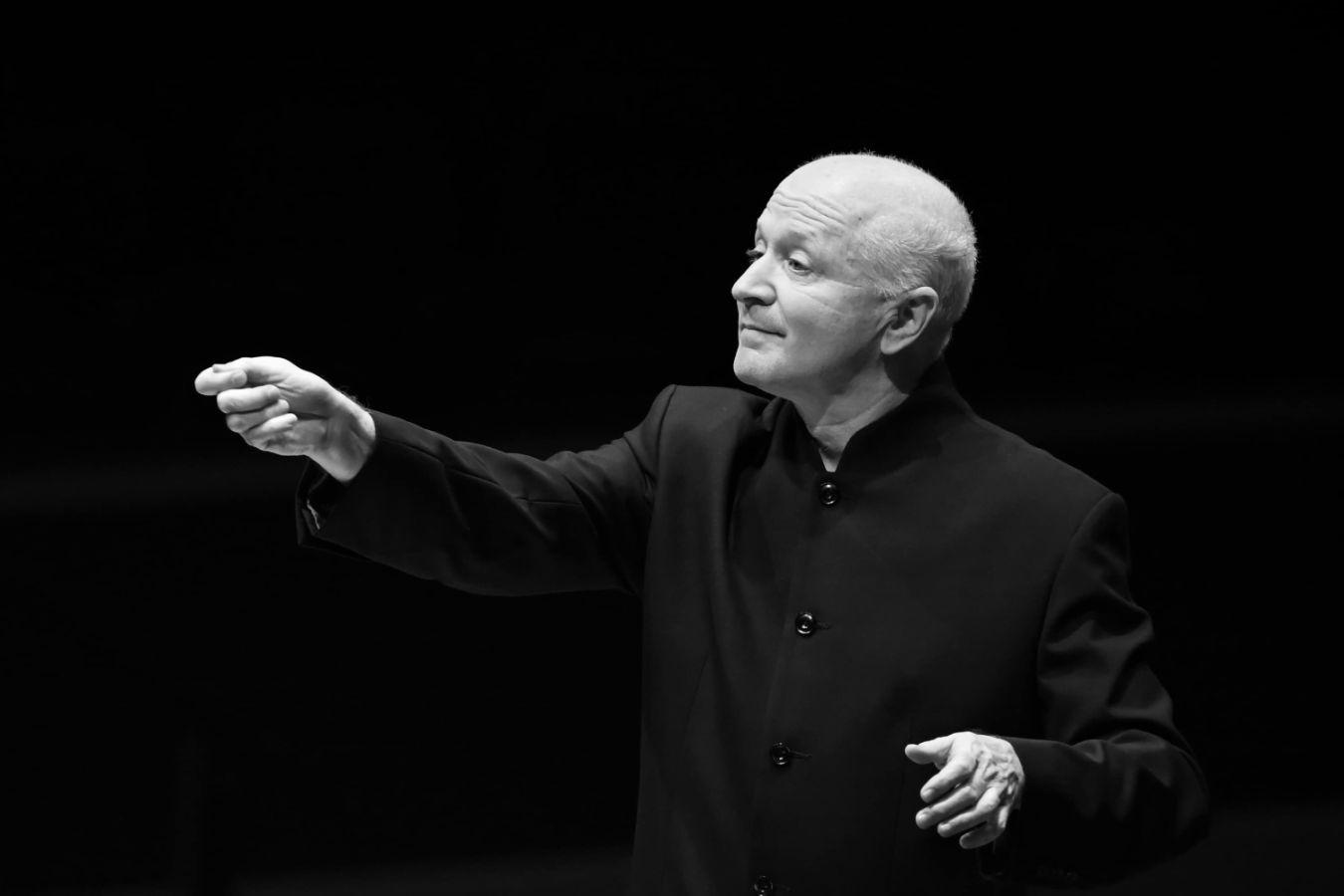 Ein Mann mit erhobenem Arm.