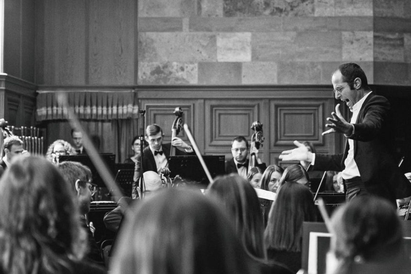 Luigi Gaggero dirigiert das Kyiv Symphony Orchestra