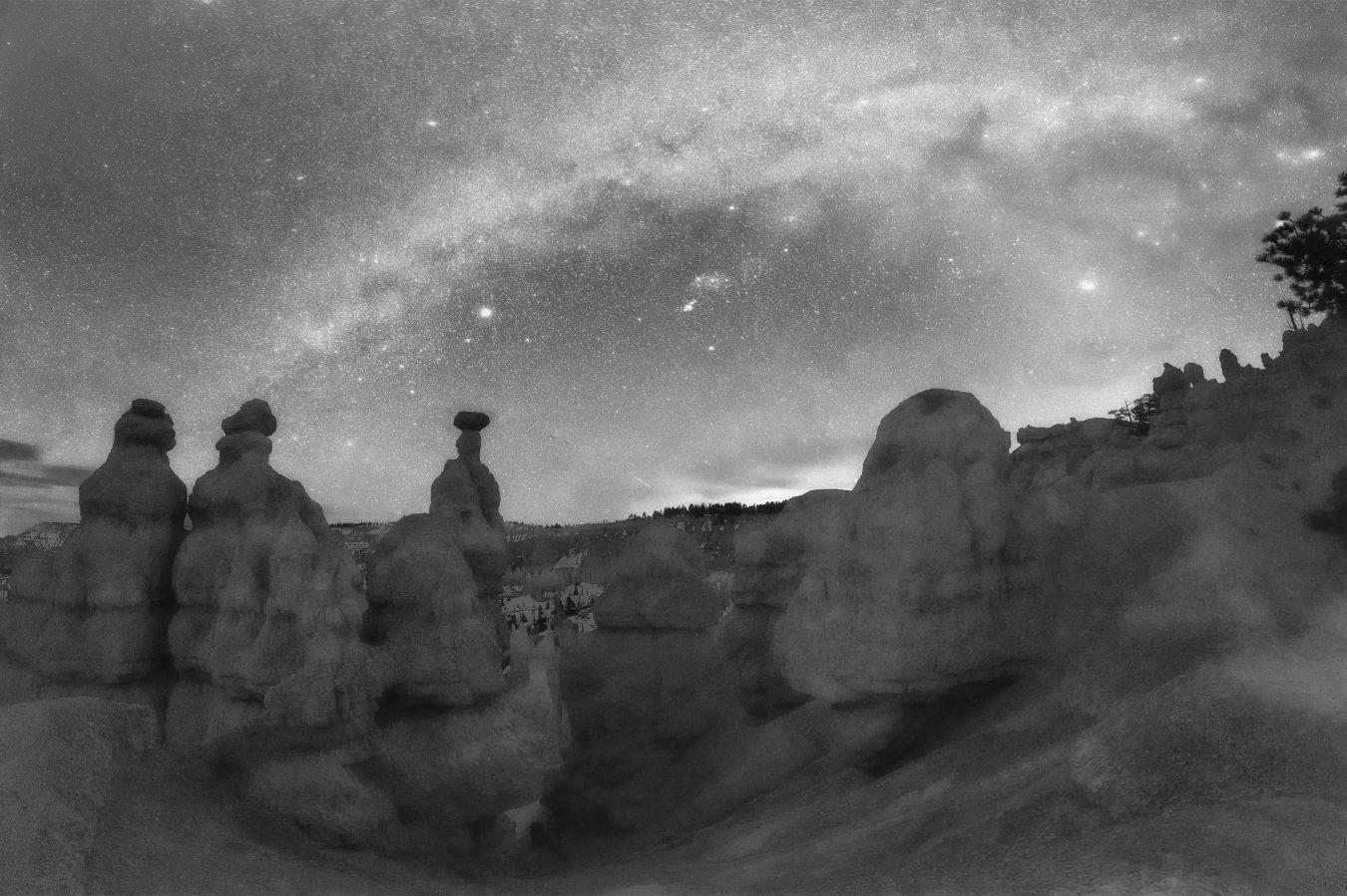 Landschaft mit Felsformationen bei Nacht