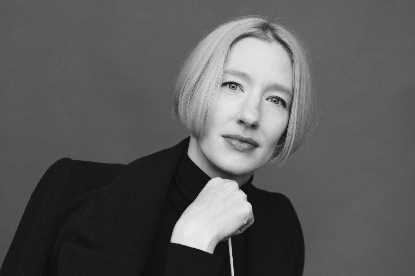 Joana Mallwitz holds a baton