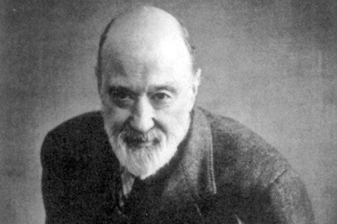 Sitzender Mann blickt von unten in die Kamera