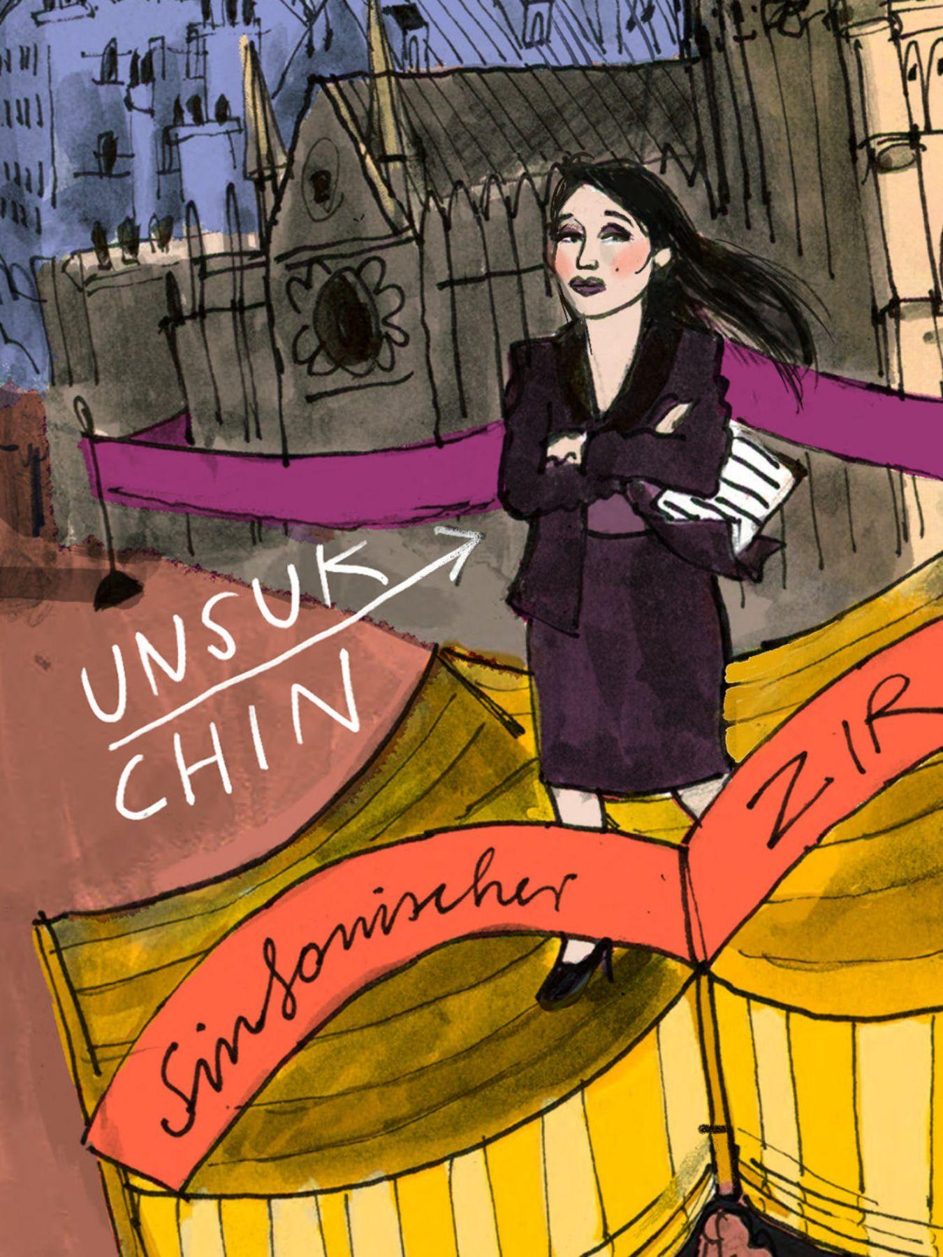 Unsuk Chin steht mit Blazer, Rock und Noten unter dem Arm vor der Kathedrale Notre-Dame de Paris.