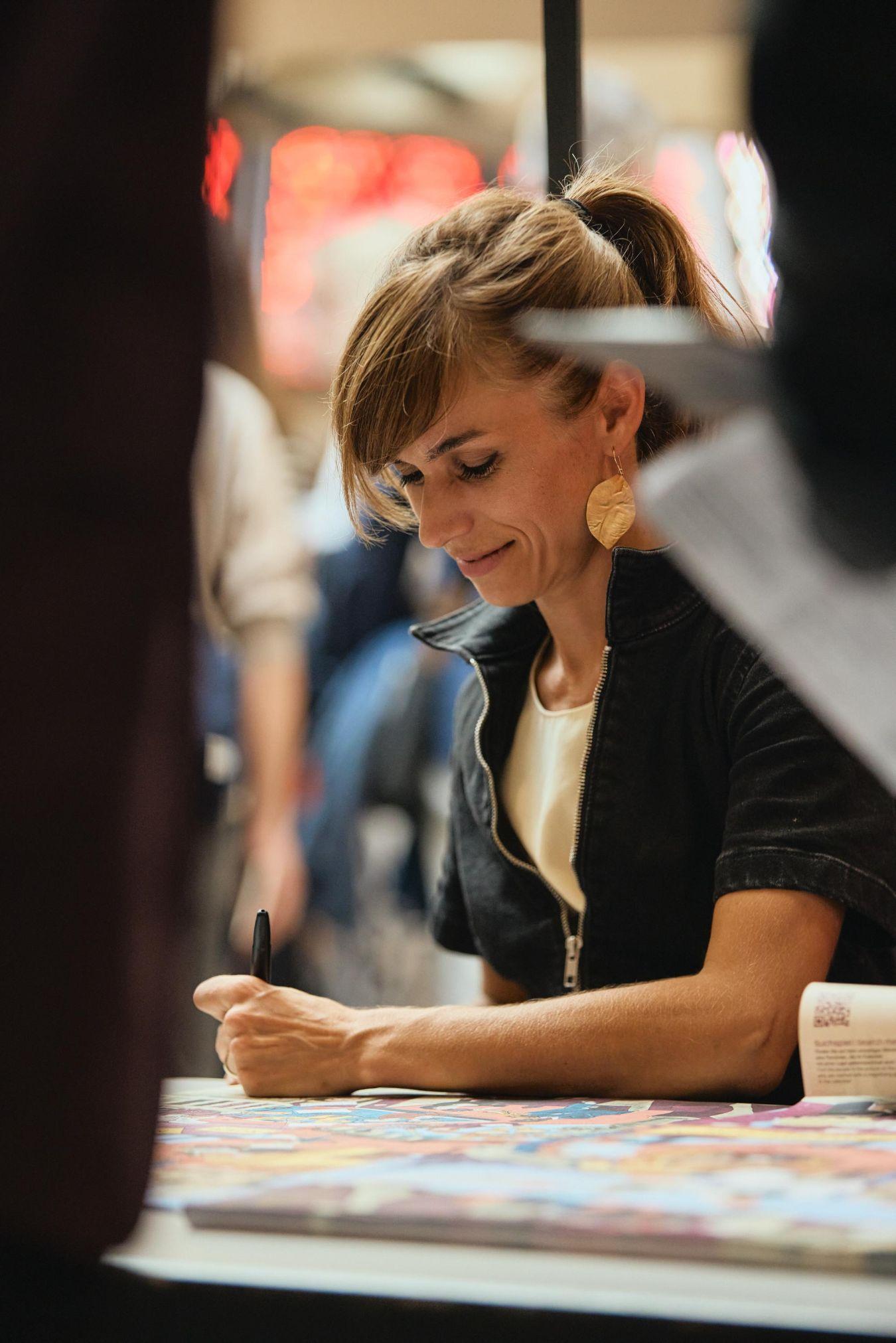 Fotografie von Alexandra Klobouk, die Drucke des Wimmelbilds signiert.