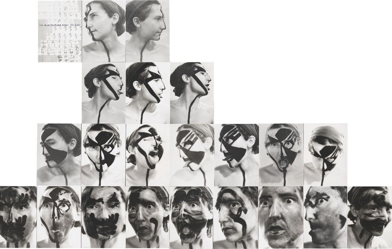 Collagierte Anordnung aus mehreren schwarz‑weißen Fotografien, die in einer pyramidenartigen Struktur zusammengefügt sind. Die einzelnen Bilder zeigen Köpfe und Gesichter in Seiten‑ und Frontalansicht. In mehreren Aufnahmen sind die Gesichter mit dunkler Farbe oder Maskierungen teilweise bedeckt oder übermalt. Die Fotografien sind eng nebeneinander platziert und variieren leicht in Blickwinkel, Ausschnitt und Überdeckung.