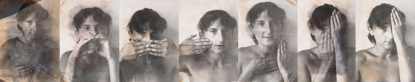 Horizontale Bildreihe aus mehreren schwarz‑weißen Porträtfotografien, die nebeneinander angeordnet sind. Jede Aufnahme zeigt ein Gesicht aus ähnlicher Nähe, mit leichten Variationen in Kopfhaltung und Blickrichtung. Teile der Gesichter sind unscharf, teilweise verdeckt oder durch Bewegung verwischt, wodurch die einzelnen Bilder ineinander überzugehen scheinen.