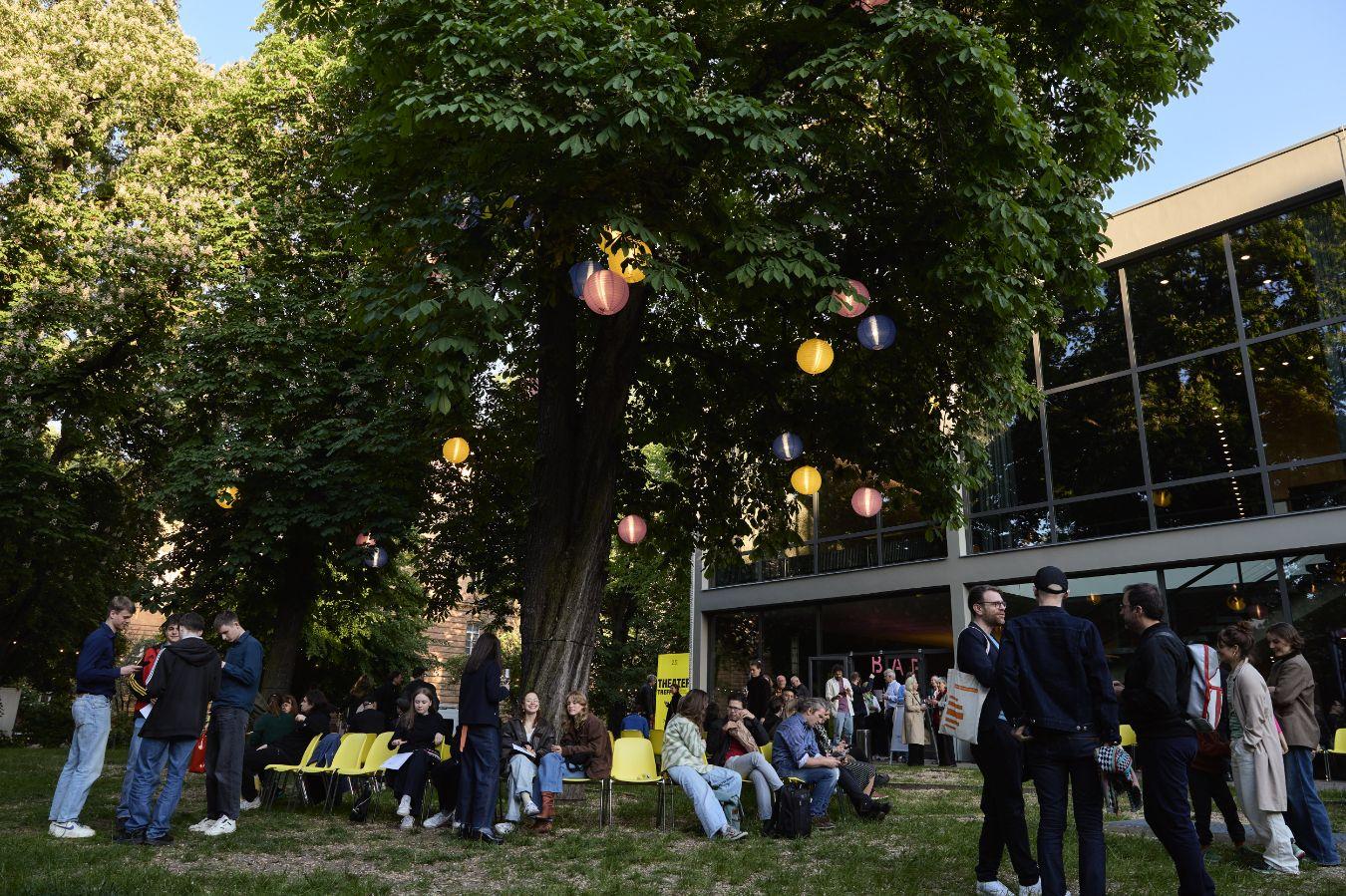 A group of people stand in front of Haus der Berliner Festspiele.