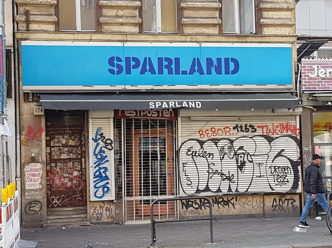 Ein geschlossener Laden mit dem Titel „Sparland“