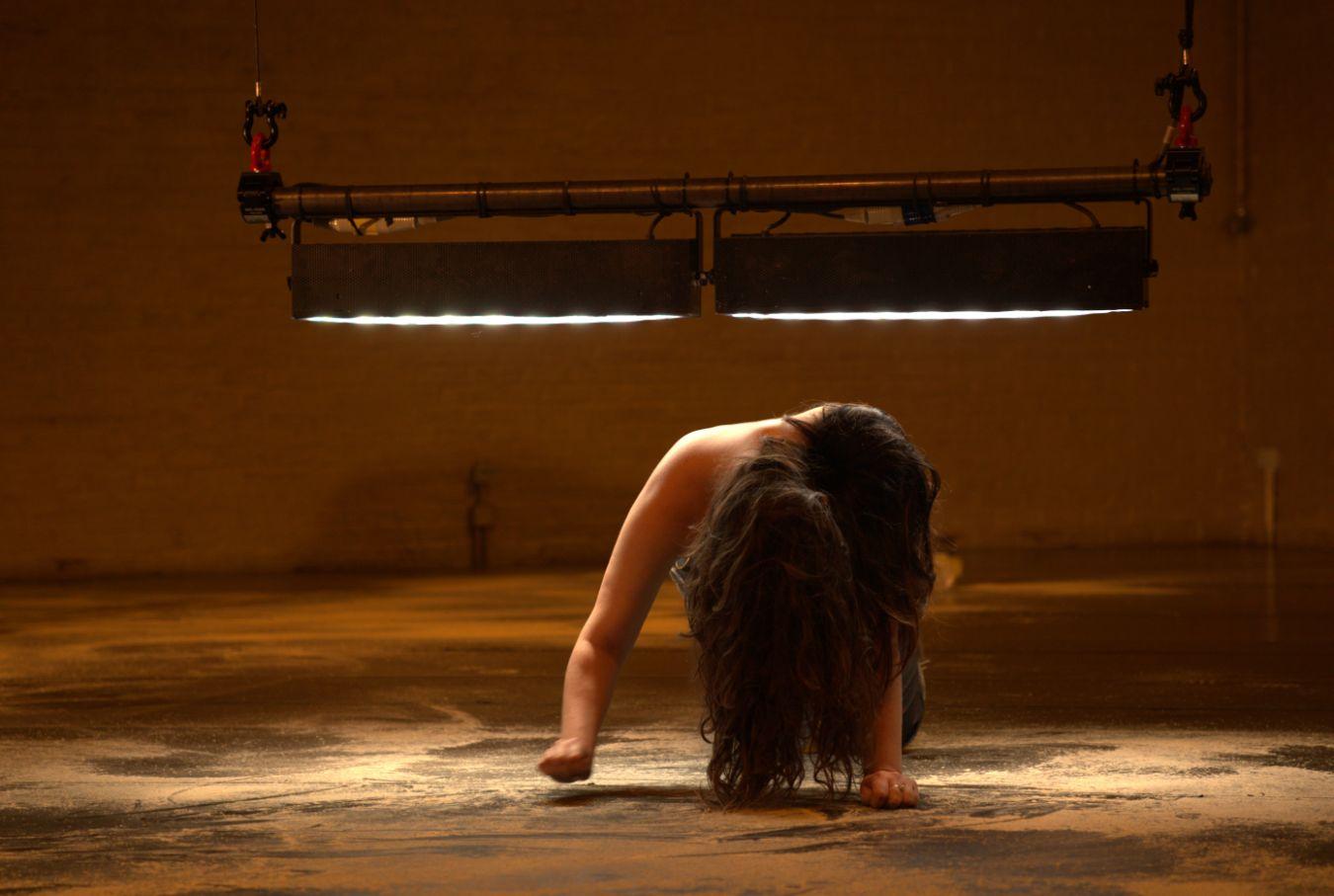 Performerin während der Performance „Something Is Approaching“