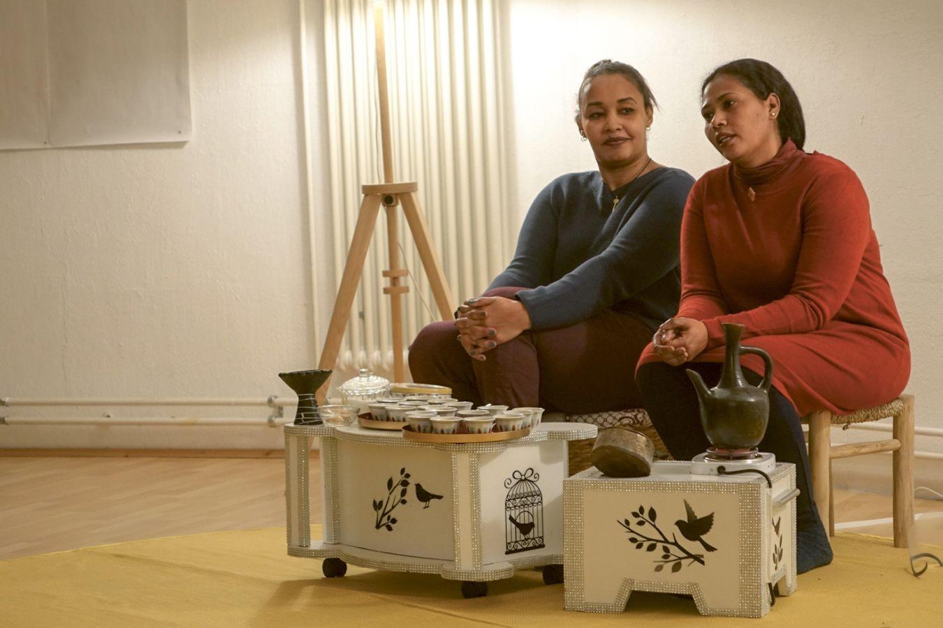 Zwei Performerinnen während der Kafeezeremonie „Wanaset Yodit“