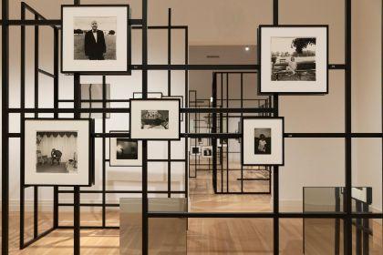 Ein schwarzes Gittersystem präsentiert die Schwarz-Weiß-Fotografien der Fotografin Diane Arbus in den Ausstellungsräumen es Gropius Bau.