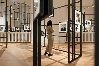 Ein schwarzes Gittersystem präsentiert die Schwarz-Weiß-Fotografien der Fotografin Diane Arbus in den Ausstellungsräumen es Gropius Bau.