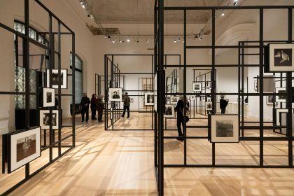 Ein schwarzes Gittersystem präsentiert die Schwarz-Weiß-Fotografien der Fotografin Diane Arbus in den Ausstellungsräumen es Gropius Bau.