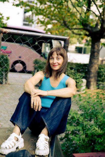 Portrait von Jenny Schlenzka im Gropius Hain, dem Parkplatz des Gropius Bau.