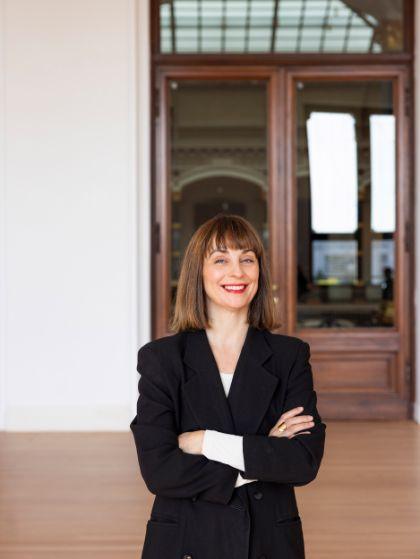 Portrait von Jenny Schlenzka in den Ausstellungsräumen des Gropius Bau.