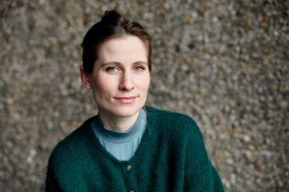 Porträt von Sima Djabar Zadegan vor einer Steinwand.