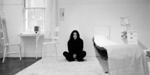 Schwarz-Weiß-Portrait von Yoko Ono, sitzend in ihrer Installation "HALF-A-ROOM" im Rahmen der Ausstellung "HALF-A-WIND SHOW", Lisson Gallery, London, 1967.