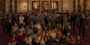 Gruppenbild mit Kindern, Jugendlichen und Erwachsenen