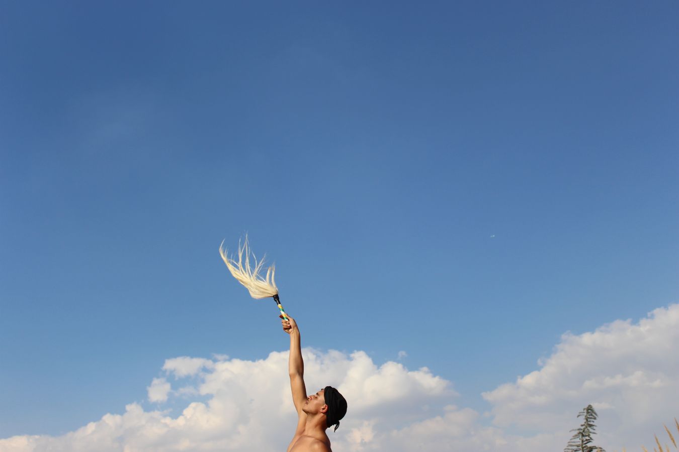 Performers of the performance ‘A Border Is a Line That Birds Cannot See’ in motion