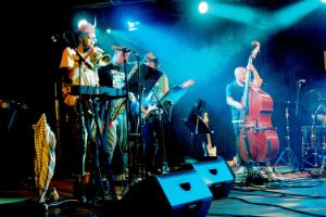 Die Band spielt auf der Bühne.