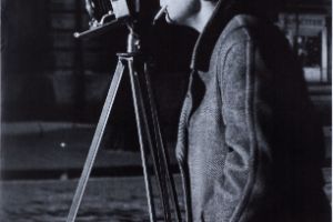 Plakat zur Ausstellung „Brassaï (1899–1984)“