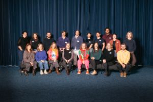 Ein Gruppenporträt der Teilnehmenden am Herbstworkshop „Forum Ökologische Nachhaltigkeit im Theater“ 2025 gemeinsam mit den Organisator*innen.