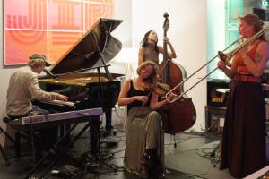 Vier Musiker*innen spielen gemeinsam. Sie fühlen die Musik.