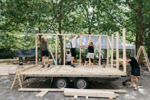 Auf einem Wagen wird eine Konstruktion aus Holz gebaut.Bauen