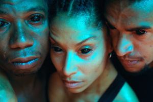 Close up auf die Gesichter von drei People of Colour. Sie haben tote Augen und blicken traurig.