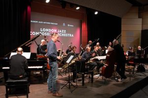 Das Orchester spielt auf einer kleinen Bühne.