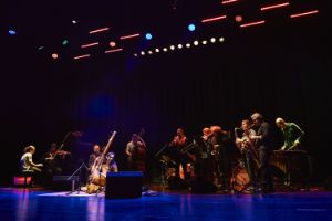 Das Bromander Unfolding Orchestra spielt auf der Großen Bühne im Haus der Berliner Festspiele.
