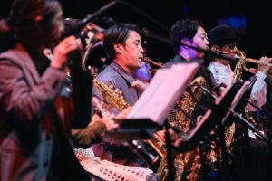 Mitglieder der Otomo Yoshihide Special Big Band af der Großen Bühne im Haus der Berliner Festspiele.