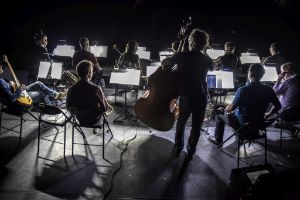 Dunkle Silhouetten der Musik im Gegenlicht.