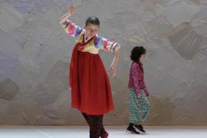 Eun-Me Ahn in einem bunten Kleid