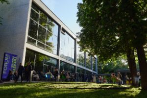 Publikum vor dem Haus der Berliner Festspiele in strahlendem Sonnenschein