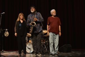 Das Trio Tapestry auf der Großen Bühne im Haus der Berliner Festspiele: Links steht Marilyn Crispell, in der Mitte Joe Lovano mit seinem Tenorsaxofon in den Händen und rechts daneben Carmen Castaldi.