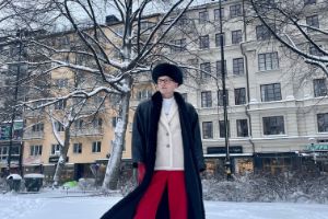 Portrait von Hendrik Folkerts im Schnee stehend.