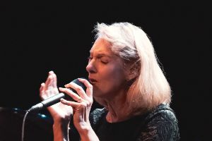 Lauren Newton singt leidenschaftlich in ein Mikrofon